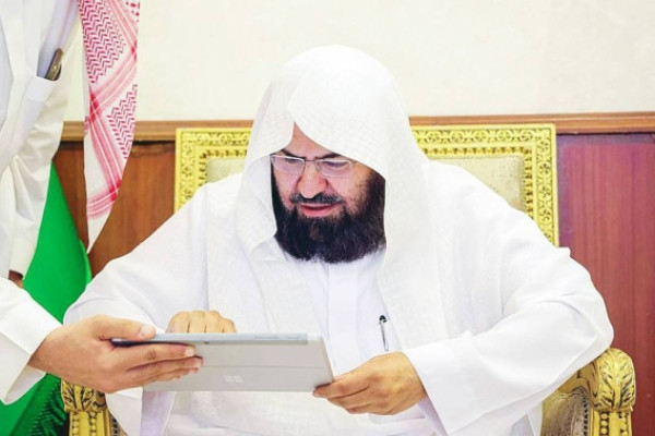 Presidency chief launches digital programs at Grand Mosque Library
