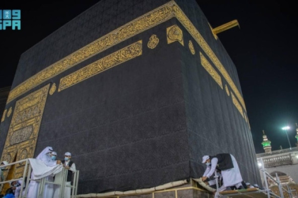 Holy Kaaba's Kiswa raised, heralding beginning of Hajj season