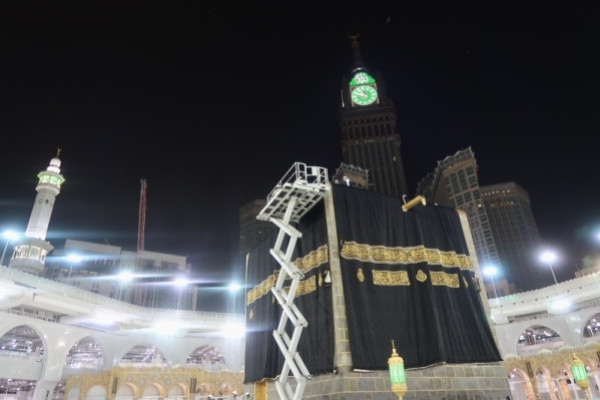Holy Kaaba gets a new Kiswa