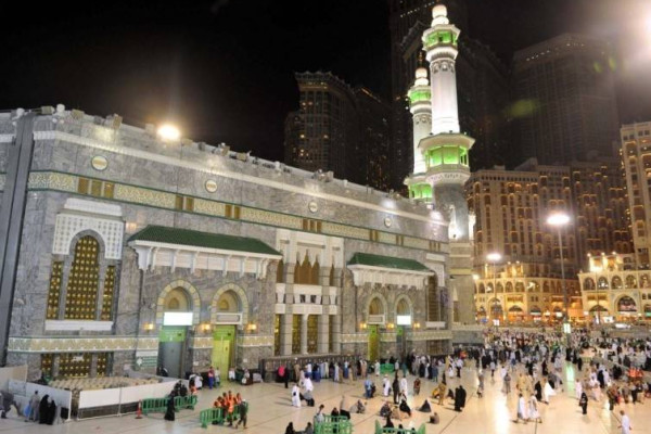 Entry and prayer in courtyards of the Two Holy mosques suspended