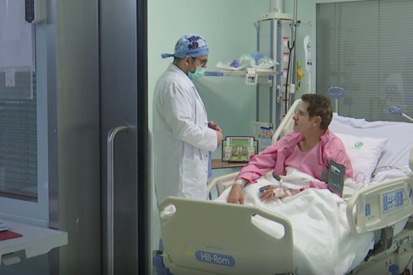 Saudi doctors save life of Iranian Hajj official after heart attack