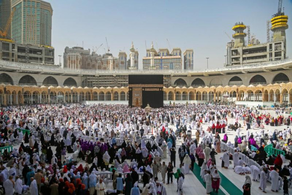 Saudi Arabia suspends prayers in the arenas outside Mecca, Medina holy mosques