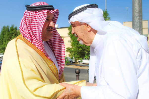 Madinah governor congratulates senior Holy Qur’an calligrapher