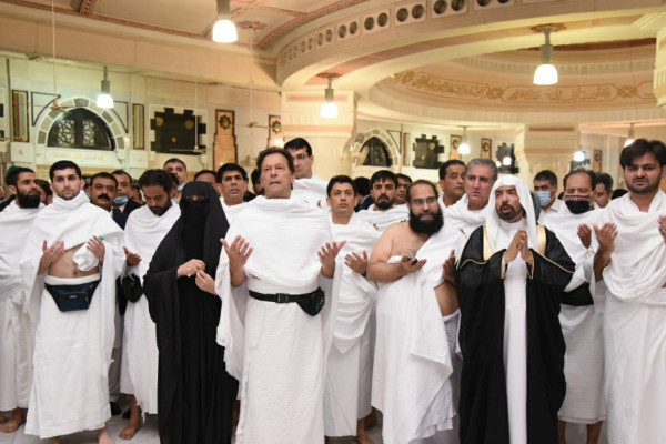 Performing Umrah, Imran Khan prays for peace, prosperity of Pakistan, Ummah