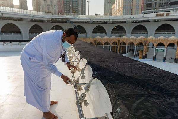 Specialized Saudi team cleanses roof of Holy Kaaba in 40 minutes