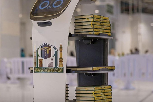 Robot distributes copies of Qur’an to Hajj pilgrims as they perform farewell Tawaf
