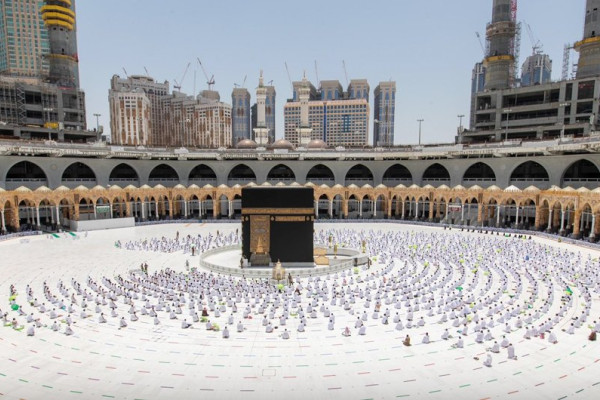 Muslims perform last Friday prayer at Two Holy Mosques
