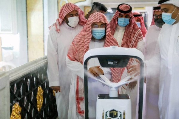 Smart robot enters service to sterilize Grand Mosque