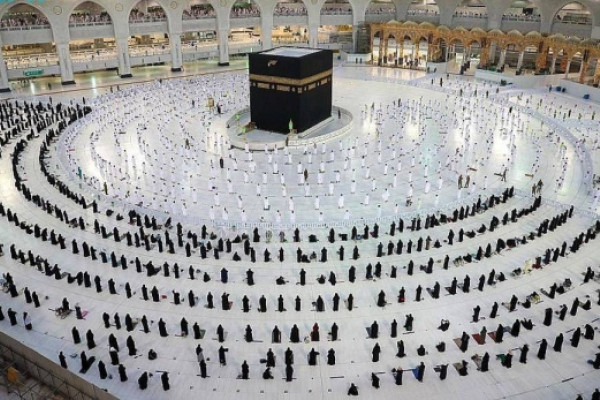 King orders to shorten taraweeh prayers to 10 raka’ts at Two Holy Mosques