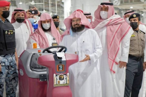 Sheikh Al-Sudais inaugurates smart disinfection robot at Grand Mosque