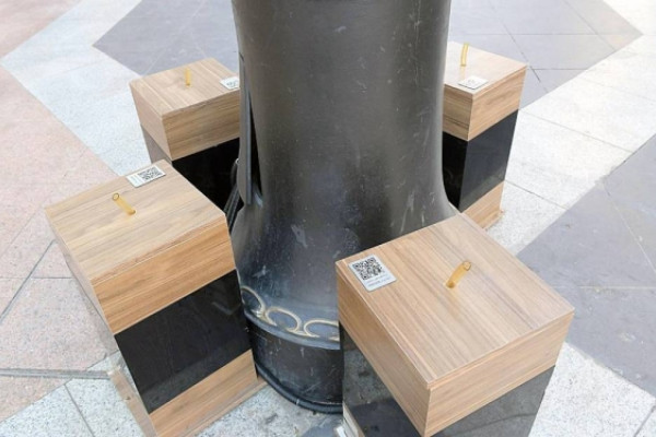 Smart air fresheners placed on sidewalks near Prophet’s Mosque