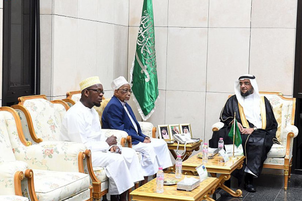 Grand mufti of Zanzibar visits King Fahd Complex for the Printing of the Holy Qur’an in Madinah