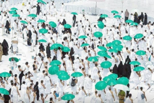 4,000 umbrellas distributed to Grand Mosque visitors