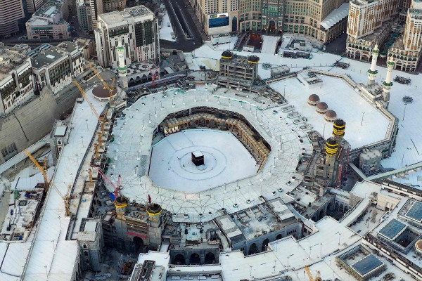 Aerial view reveals empty Kaaba on first day of Ramadan