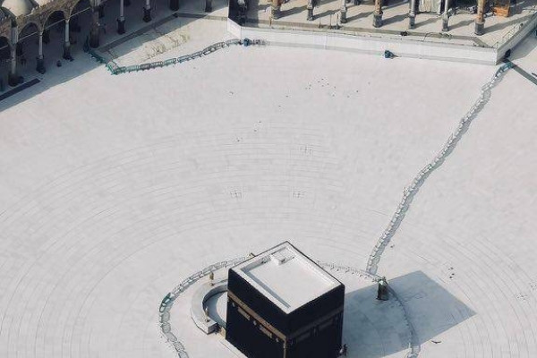 Area around Kaaba briefly emptied for sterilization