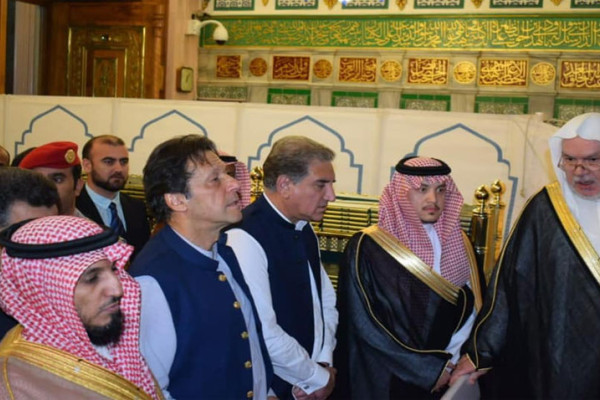 PM visits Madinah, pays respect at Roza-e-Rasool (SAW)