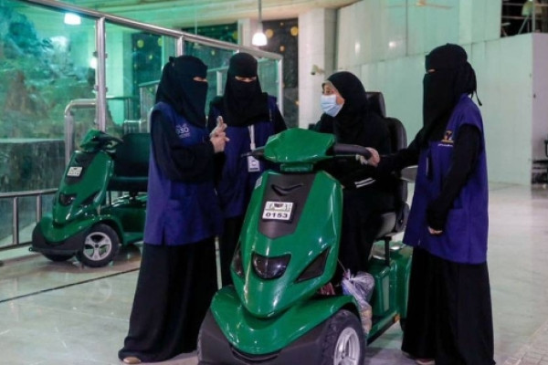 50 young Saudi women feel gratified in serving elderly women pilgrims