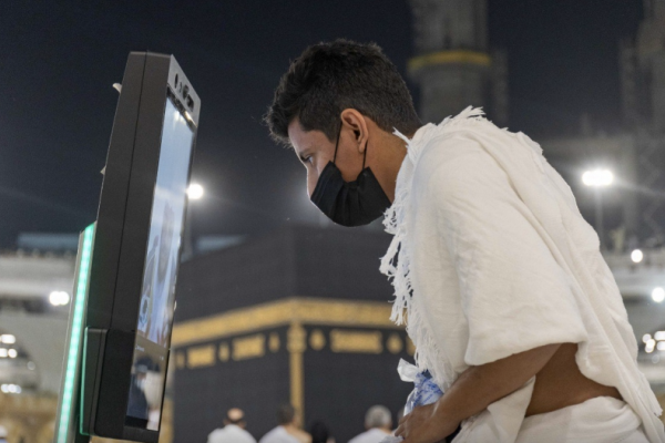 Grand Mosque robots answer pilgrims’ questions in 11 languages