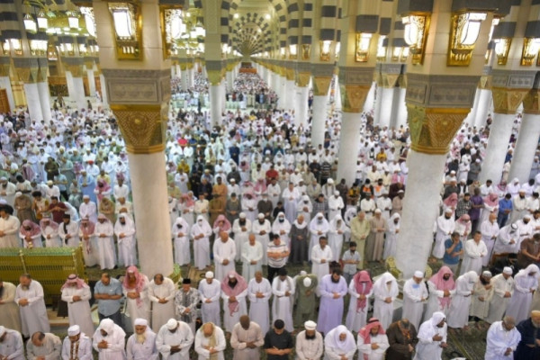 In an air of spirituality, worshipers throng Two Holy Mosques to perform prayers on first night of Ramadan