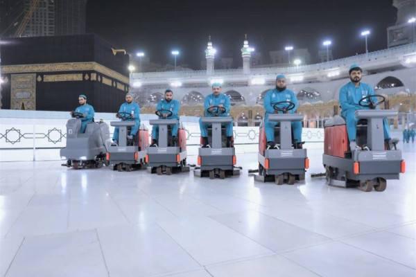 Grand Mosque’s sanitizing workforce increased to 450