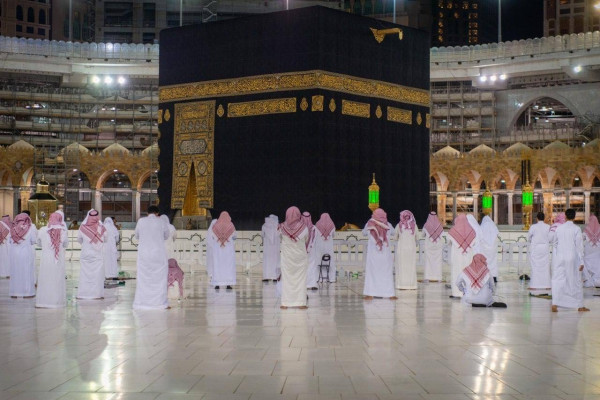 Worshipers maintain social distancing during Taraweeh