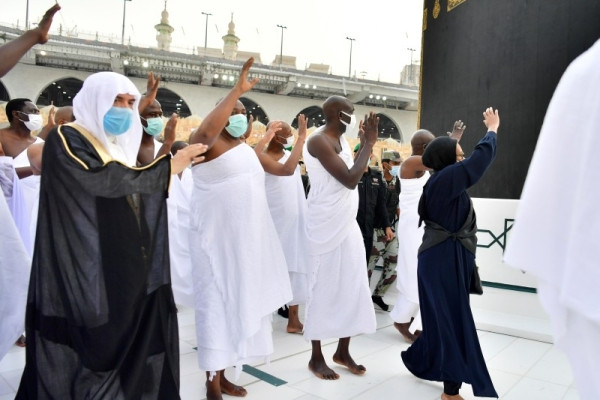 Gambia's president performs Umrah on his visit to Saudi Arabia