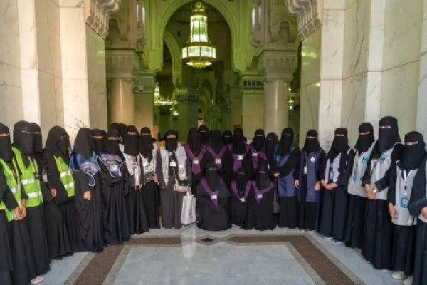 Over 1000 women volunteers serve visitors to Grand Mosque Makkah